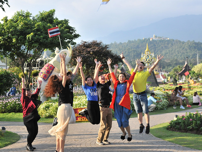 థాయిలాండ్ యొక్క అద్భుతాలను అన్వేషించడం: విశ్వసనీయ అవుట్‌డోర్ షూస్‌లో మా బృందం యొక్క సాహసం